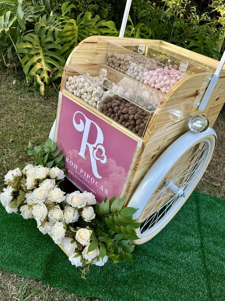 Carrinho de pipocas gourmet da Roh decorado com rosas brancas