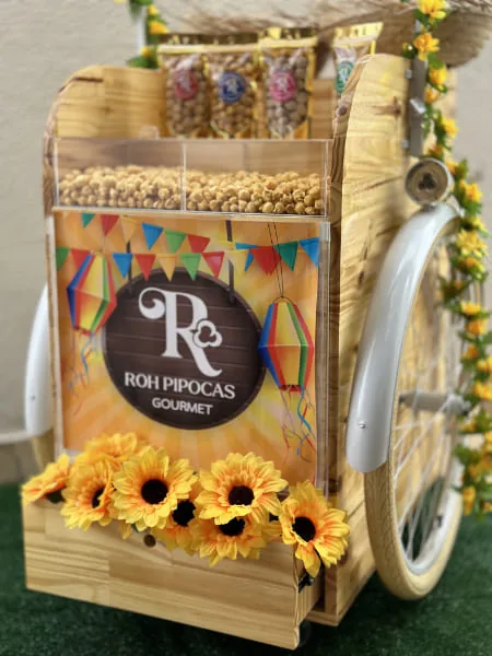 Carrinho de pipocas gourmet da Roh decorado com bandeirinhas e girassóis