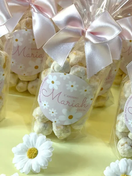 Lembrancinhas de pipoca gourmet com laço rosa e etiqueta de margaridas