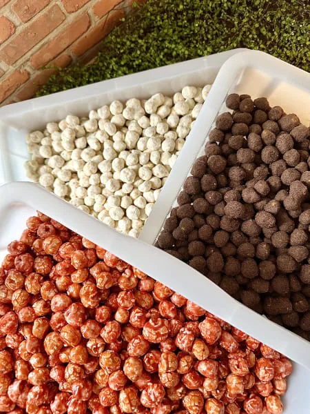 Pipocas gourmet de três cores em bandeja