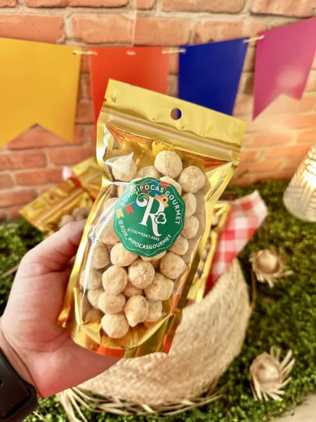 Pipoca gourmet em embalagem dourada com etiqueta de festa junina