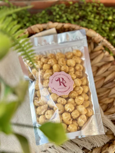 Pipoca gourmet caramelizada em embalagem com etiqueta da Roh Pipocas Gourmet