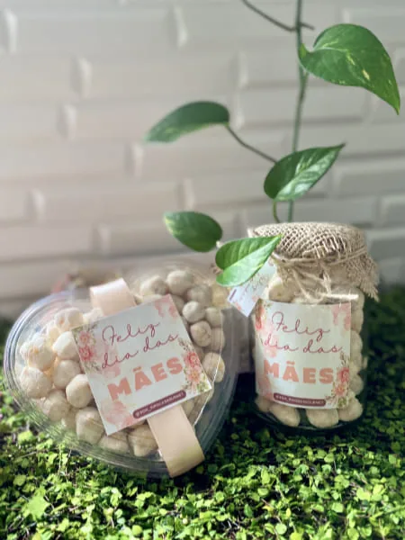 Potes de pipoca gourmet com etiqueta de Dia das Mães