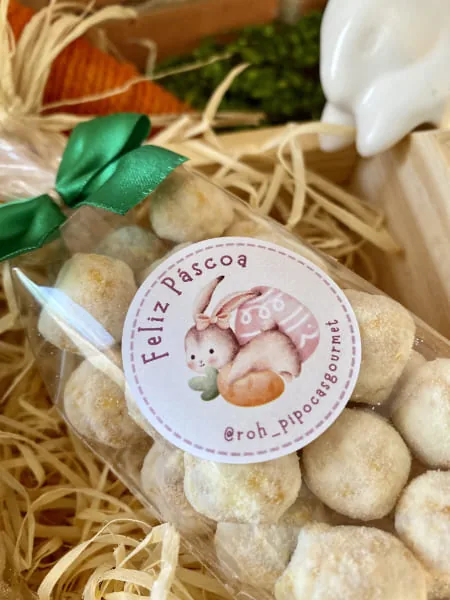 Pipoca gourmet em embalagem de Páscoa com laço verde