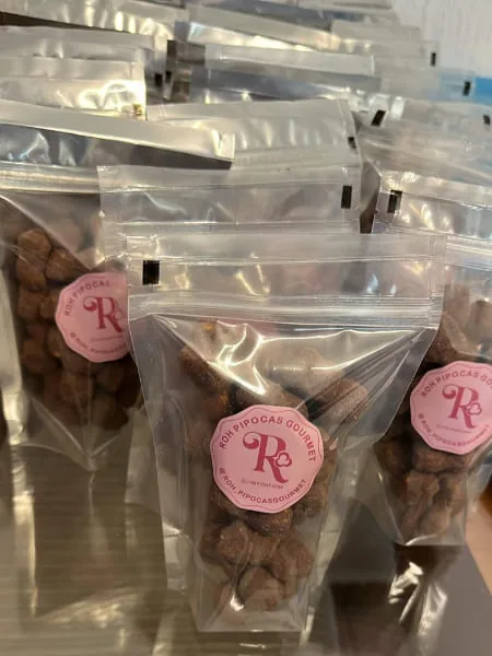 Pipocas gourmet em embalagens com etiqueta rosa da Roh Pipocas Gourmet