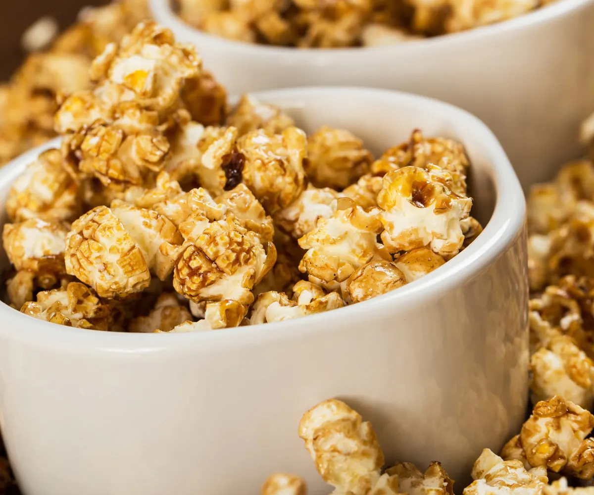 Pipoca gourmet caramelizada em potes brancos