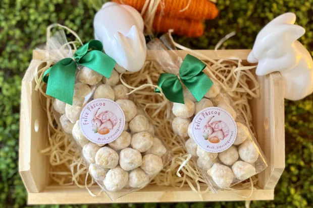 Pipocas gourmet em embalagens de Páscoa com laço verde e etiqueta personalizada